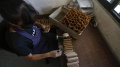 As� se fabrican las bombras de palenque en la Pirotecnica L�pez de Bri�n