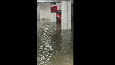 Garaje inundado en la r�a Rueiro, en Bertamir�ns, en Ames