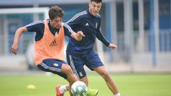 Sangalli, de naranja, protege el bal�n ante Javi Fern�ndez