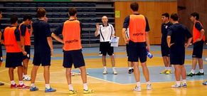 Santi Valladares imparte consignas a sus disc�pulos en un entrenamiento en el Multiusos de Sar.