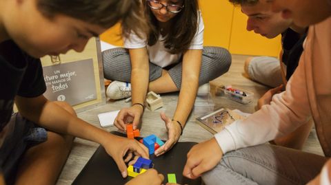 Alumnos participantes nunha das experiencias do programa Fungastic