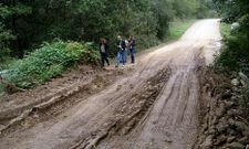 Los usuarios allanaron el mont�culo de tierra con el que se obstaculiza el paso al puente.