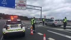 Imagen de uno de los controles fijos, establecido este martes en la AC-14, en una de las salidas de A Coru�a 