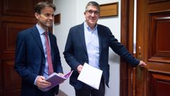 El presidente del grupo parlamentario de Unidas Podemos, Jaume Asens, y el portavoz del PSOE en el Congreso, Patxi L�pez, este viernes, antes de presentar la proposici�n de ley para reformar el C�digo Penal