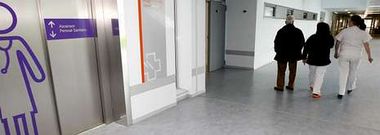 Los servicios de mantenimiento del ascensor tardaron, seg�n los pacientes, m�s de una hora.