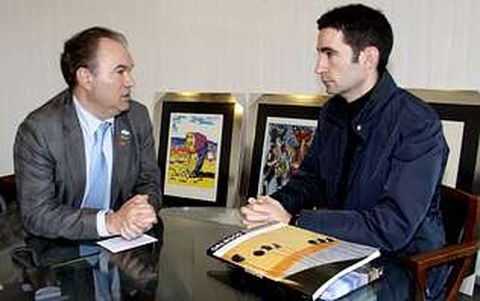 Jos� Crespo y Alejandro Campos, durante la reuni�n de ayer en que la AED respalda el traslado de Amio.