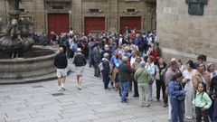 El cierre de la Catedral, durante los oficios religiosos, sigue generando colas en el acceso.