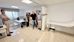 El alcalde de Poio, ngel Moldes, y el gerente del rea sanitaria, Jos Flores, este jueves, durante la visita al consultorio de Rax