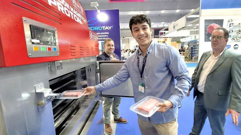 Empleados del grupo vigu�s Taysunave presentando en Conxemar la tecnolog�a nipona.