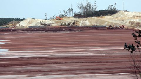 Balsa de lodos de Alcoa, con las obras del recrecido a cota 104 al fondo