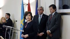 La vicepresidenta del Gobierno, Soraya de S�enz de Santamar�a, el presidente del Principado, Javier Fern�ndez (d), entre otras autoridades, asistieron hoy a la toma de posesi�n del nuevo delegado del Gobierno en Asturias, Mariano Mar�n (2d).