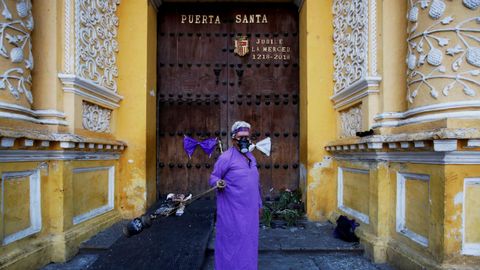 En Antigua Guatemala las iglesias fueron rodeadas con cintas de alejamiento para evitar aglomeraciones. Las procesiones fueron canceladas