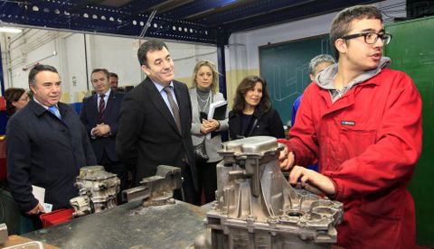 Román Rodríguez departió con alumnos y profesores también en el IEs María Sarmiento de Viveiro.