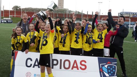 Las jugadoras de A Costa celebran el t�tulo conseguido en el 2024