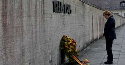 Merkel deposita un ramo en el muro del campo de concentraci�n de Dachau.