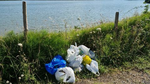 Vertederos en el espacio natural del embalse de San Andr�s de los Tacones en Gij�n