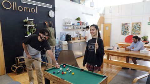 Trabajadores de Quobis disfrutan de su descanso en la sala de ocio