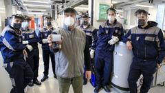 El docente V�ctor Paz prueba el aparato con sus alumnos del ciclo de Eficiencia Enerx�tica