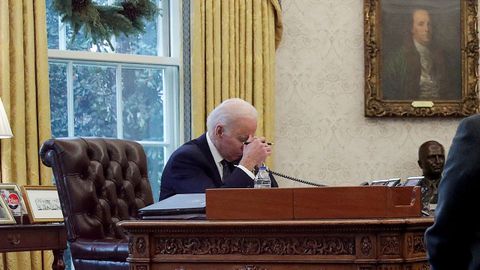 Imagen de archivo del presidente norteamericano, Joe Biden, conversando por tel�fono con el presidente de Ucrania Volodimir Zelenski.