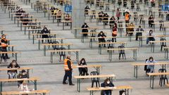 Opositores a auxiliar de cl�nica de la Xunta examin�ndose este domingo en Silleda