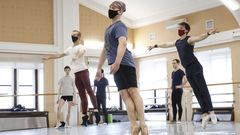 El mundovive nuevas rutinas: del ballet con mascarilla a los gimnasios con mamparas