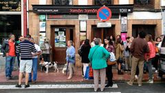 Un grupo de clientes se concentra delante del �Jam�n, Jam�n�, en Oviedo, para protestar por su clausura temporal