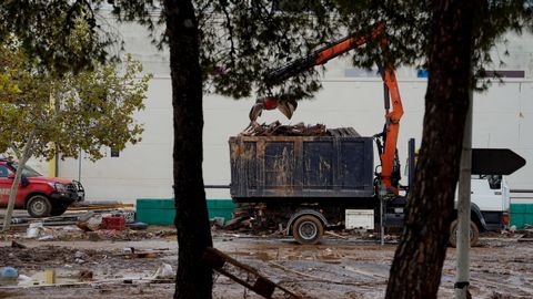 Una grúa retira restos en las inmediaciones del centro comercial Bonaire