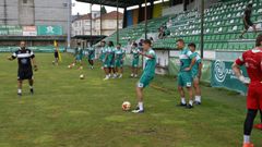 Los jugadores del CD Arenteiro el pasado mi&eacute;rcoles en su primer entrenamiento en Espi&ntilde;edo