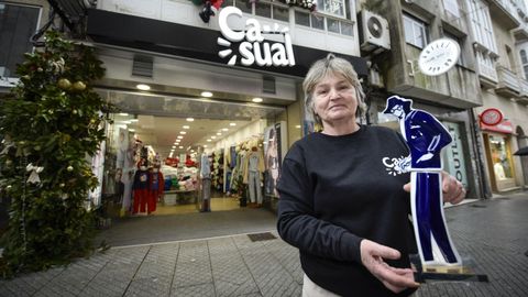 Mercedes Pintos, con la figura de Castelao que le entreg&oacute; la Asociaci&oacute;n de Peque&ntilde;os Empresarios de Galicia tras 40 a&ntilde;os como aut&oacute;noma