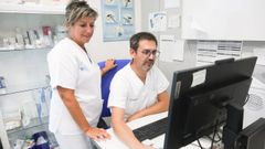 El odont�logo Antonio Pena y la higienista Dori Mart�nez, en la unidad de salud bucodental del Fontenla Maristany