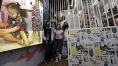 La gerente de la tienda de ropa Mimim�, Natalia Rubal, con empleadas del negocio