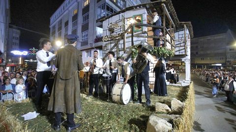 Actuaci�n de una banda musical en uno de los carros que desfilaron