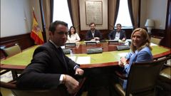 El secretario general del PP, Teodoro Garc�a Egea, y la presidenta del PP de la Comunidad de Navarra, Ana Beltr�n, participaron en la reuni�n con los miembros de la direcci�n de Vox