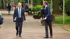 Urkullu y el parlamentario y exlder del PP Alfonso Alonso, a su llegada este viernes a la sede del Parlamento Vasco en Vitoria 