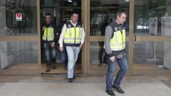 Investigadores saliendo del Concello de Vigo en la operaci�n Patos, origen de la condena.