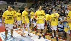 Los jugadores de los dos equipos lucieron camisitas con mensaje de apoyo para Kuric. 