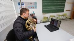 Un profesor de Arousa dando clase virtual de trompa