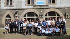 Foto de familia de participantes en el obradoiro de la Mancomunidade de Ordes al recibir sus diplomas el pasado septiembre