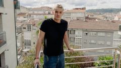 Miguel, en la barandilla de la escalera que une la calle Bierzo con la avenida de Buenos Aires, donde encontr� a la mujer 
