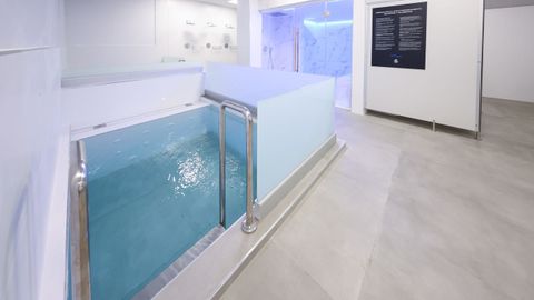 Las piscinas de contraste y la sauna húmeda en el vestuario del primer equipo del Dépor Training Center.