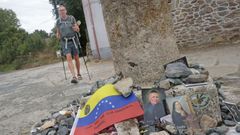 Jacob, un peregrino holand�s que repite el Camino por tercera vez. En un cruceiro cercano los caminantes dejan recuerdos a Venezuela y estampitas religiosas.