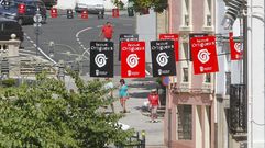 La calle. Las banderolas. Ya llevan d�as ondeando en las farolas y a las entradas del pueblo, igual que en Loiba o Espasante, al paso por la carretera general. Son otro indicador de que el Mundo Celta se aproxima, igual que el desbroce de los prados para aparcar o la delimitaci�n del estacionamiento junto al tanatorio.