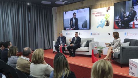  El secretario general de la Federacin Socialista Asturiana y presidente del Principado, Adrin Barbn (d), y el expresidente de la Generalitat Valenciana, Ximo Puig