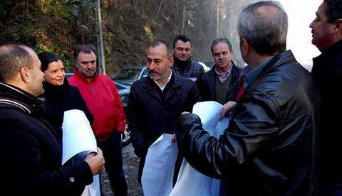 La alcaldesa de Mos, Nidia Ar�valo, junto a t�cnicos, representantes municipales y vecinales, hace unos d�as en el cruce de Costa da Morte, durante el anuncio de obras de seguridad en la v�a.