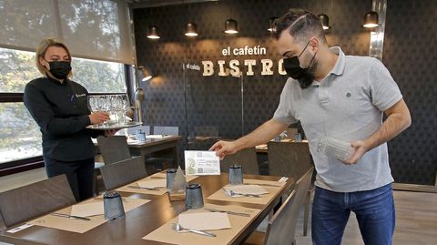 Rub�n Gonz�lez, a la derecha, en El Cafet�n de la Alameda, supervisando las mesas 