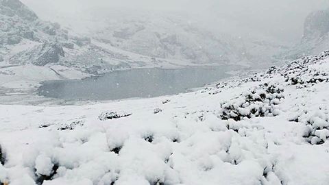 Los lagos de Covadonga cubiertos por la nieve