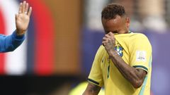 Neymar J�nior se lamenta al t�rmino del que apunta a ser su �ltimo partido con la selecci�n brasile�a.