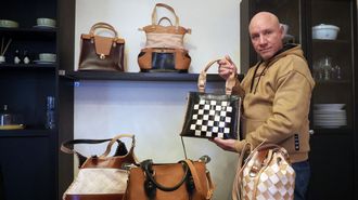 Rolando D�az es un cubano afincado en Ribeira que elabora bolsos de cuero artesanales