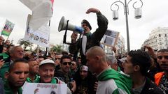 Por novena semana consecutiva, miles de argelinos salieron a la calle este viernes para hacer caer al antigui r�gimen. Las protestas para pedir la dimisi�n del jefe del Estado interino, Abdelkader Bensalah, quien sustituye al expresidente Abdelaziz Bouteflika tras su dimisi�n el pasado 2 de abril, prosiguen a pesar del aumento de la represi�n en las dos �ltimas semanas