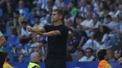 Antonio Hidalgo dando indicaciones a sus jugadores durante el D�por-Valencia